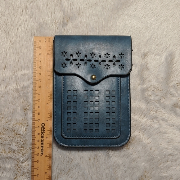 Cruise Club Stone Blue Cross Body Cell Phone Bag - Picture 3 of 4